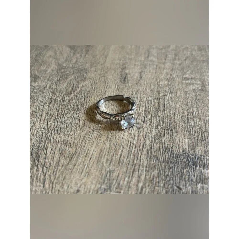 Fashion jewelry women’s size 10 metal and rhinestone twist solitaire ring